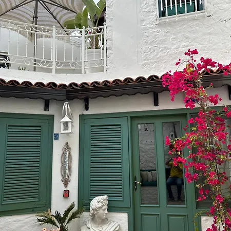 8 Aparthotel 3*